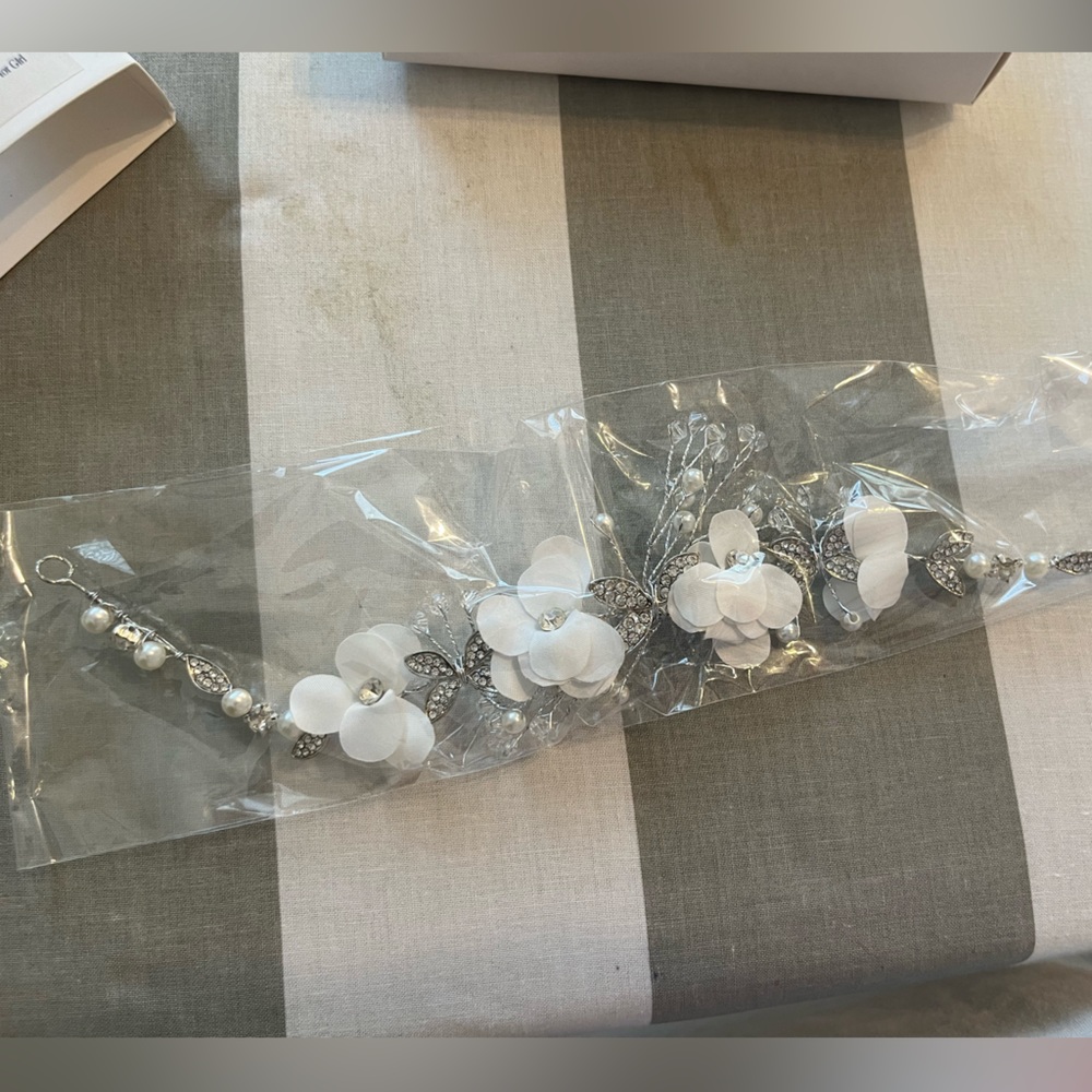 flower girl hair accessory wedding